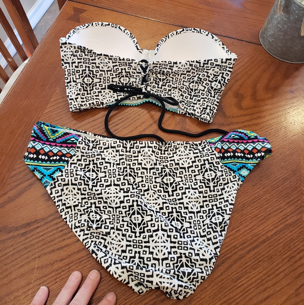 Bikini - Picture 2 of 2